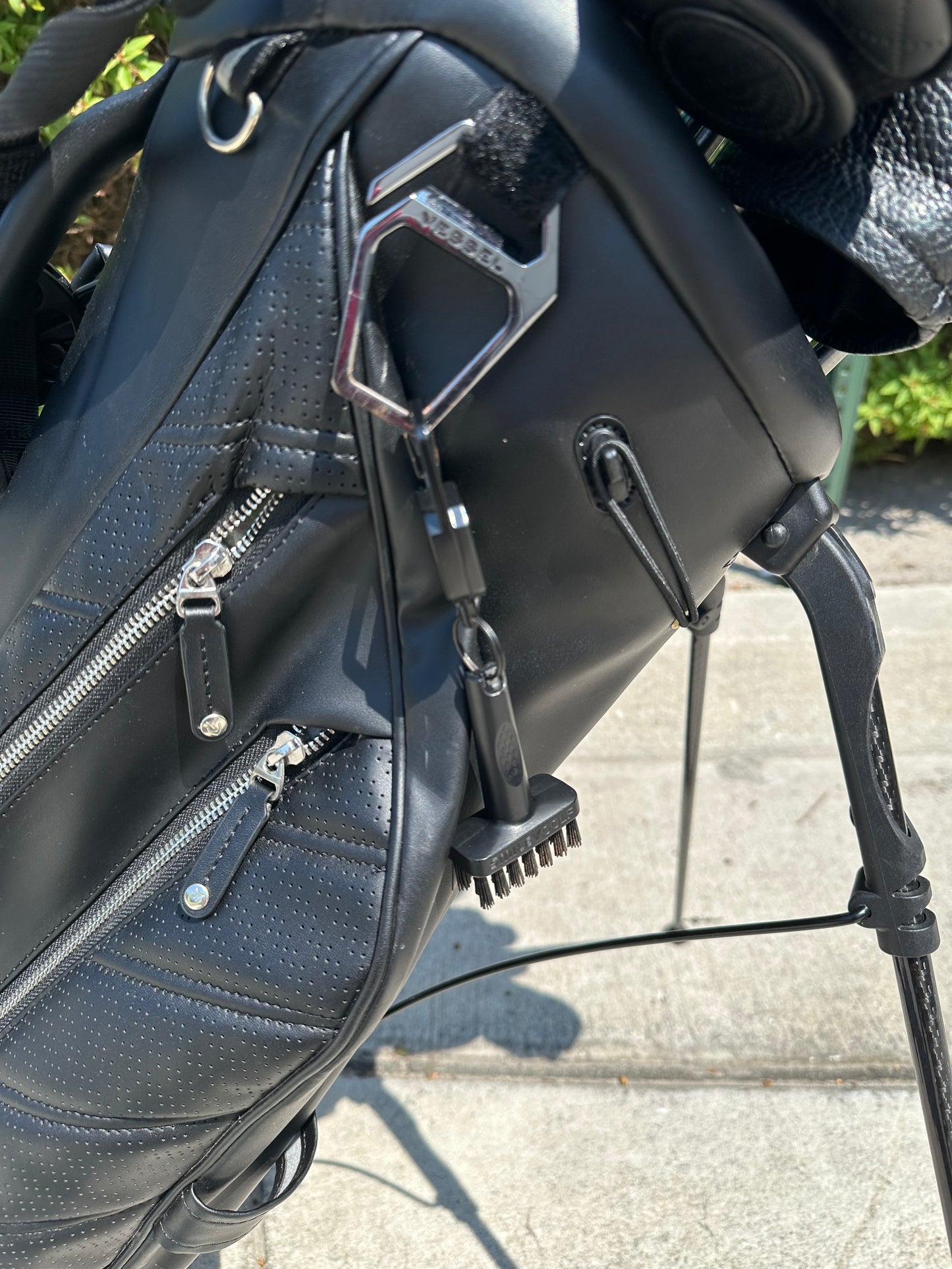 MINI GOLF BRUSH WITH RETRACTABLE BELT CLIP