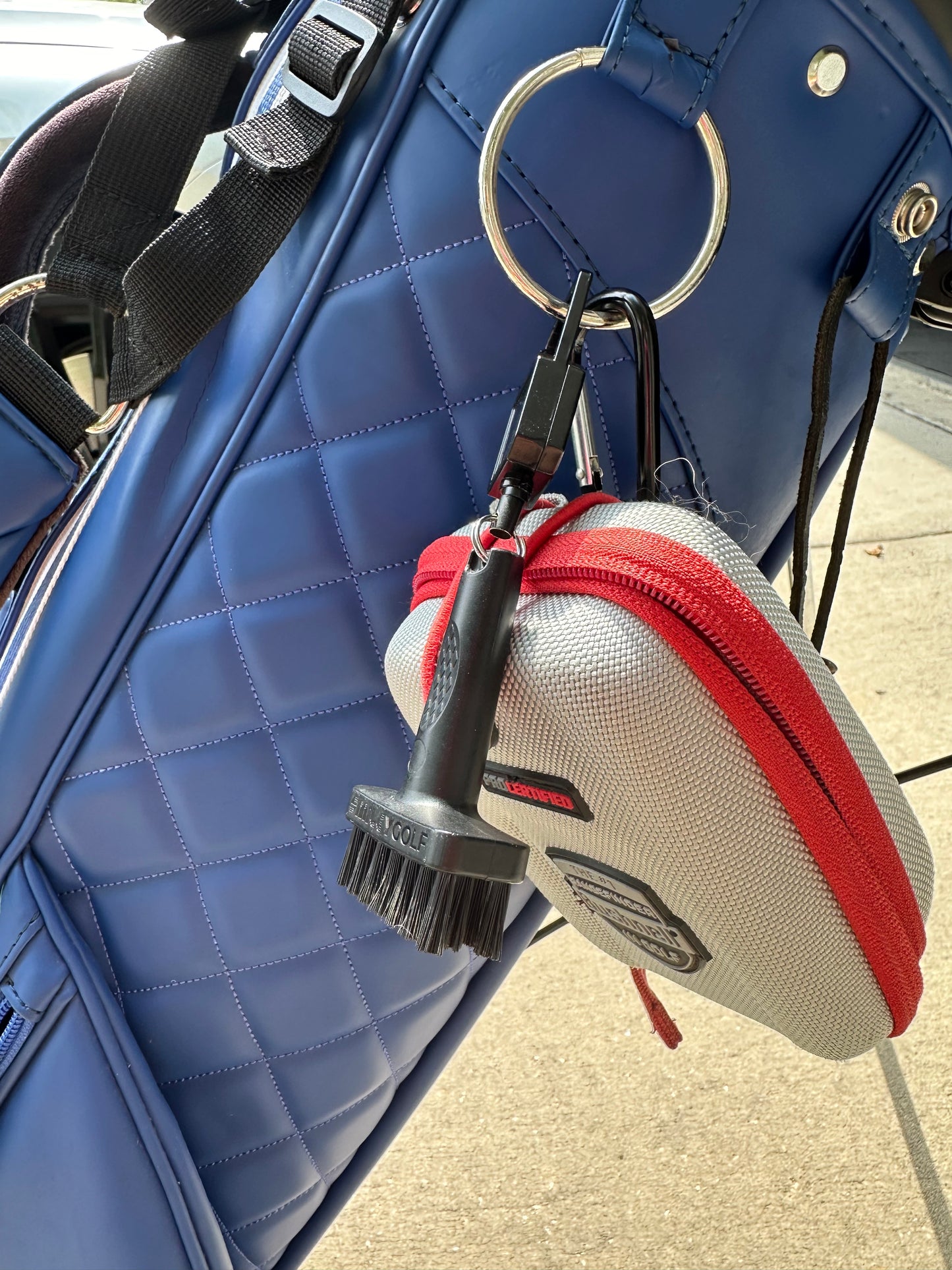 MINI GOLF BRUSH WITH RETRACTABLE BELT CLIP